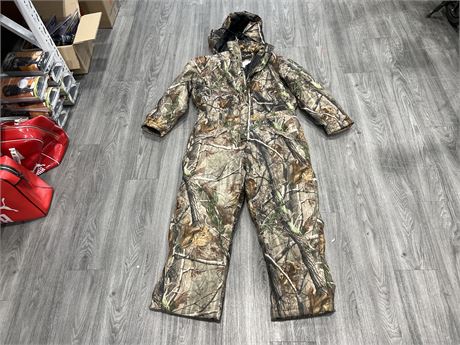 WALLS INSULATED CAMO COVERALLS SIZE XL - GOOD CONDITION