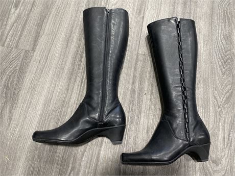 NEW CLARKS LADIES BLACK LEATHER TALL BOOTS-SIZE 7.5