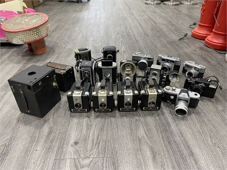 17 VINTAGE DECORATIONS CAMERA - BROWNIES / BOX CAMERAS AND TWIN LENS CAMERAS