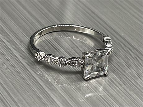 SILVER RING W/CUBIC STONES - 1.50G WEIGHT