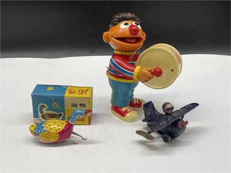 3 VINTAGE TOYS INCL: WINDUP TIN DUCK, EARNIE W/ DRUMS, & LOOPER PLANE ALL WORK