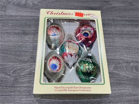 VINTAGE CHRISTMAS GLASS ORNAMENTS IN BOX