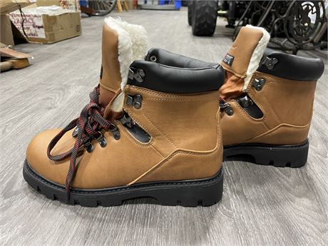 (NEW) CANADIANA 3M WINTER BOOTS SIZE 9