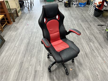 GAMING CHAIR W/WORKING HYDRAULICS - HAS MARKS
