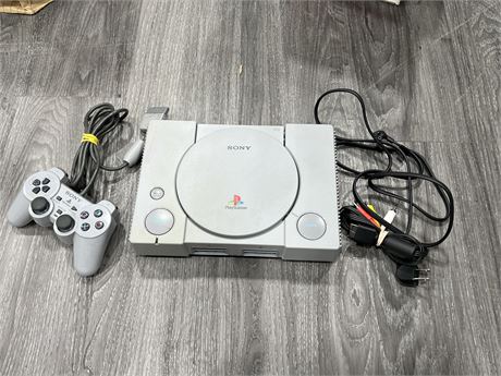 PS1 CONSOLE W/ CONTROLLER & CORDS