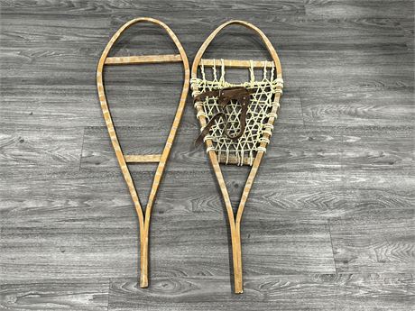 PAIR OF VINTAGE SNOW SHOES