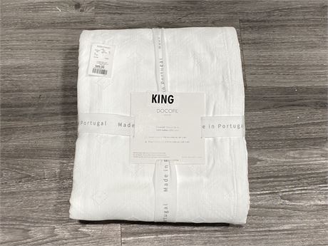 NWT KING SIZED DOCOFIL WHITE COVERLET