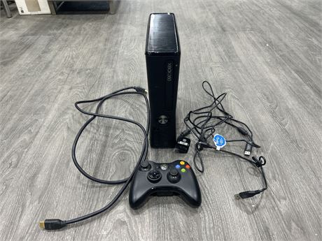 XBOX 360 W/CABLES & CONTROLLER - UNTESTED