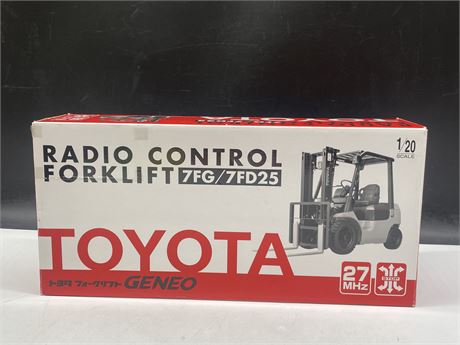 TOYOTA RADIO CONTROLLED FORKLIFT IN BOX