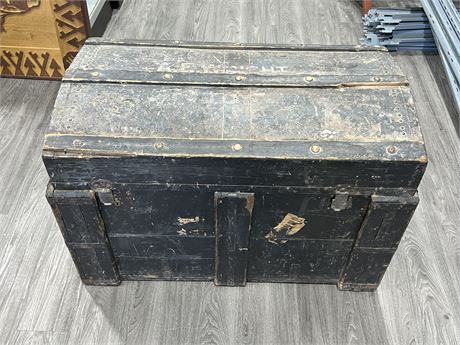 LARGE ANTIQUE SETTLER WOOD CHEST EARLY 1900s (39” wide)