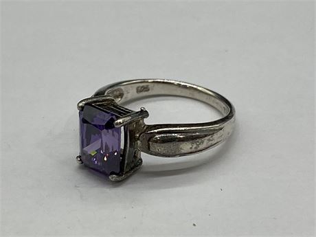 925 STERLING ESTATE RING W/APPROX 4CTS COLOUR CHANGING STONE