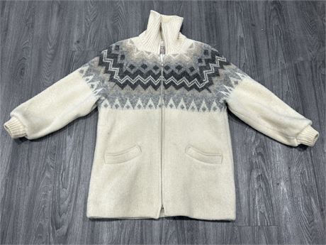 WOMENS WOOL MADE IN ICELAND VINTAGE COAT - SIZE MEDIUM