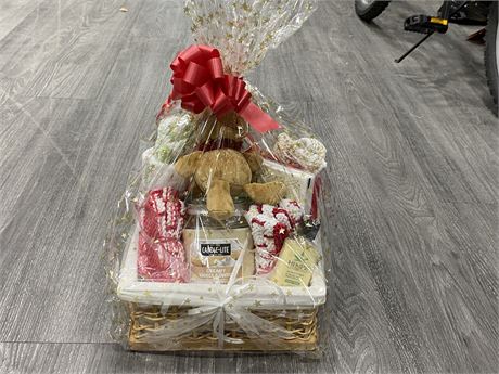 RED GIFT BASKET - INCLUDES CANDLE, 4 HAND KNIT DISH CLOTHS, HANDLOTION & MORE