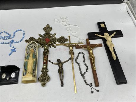 TRAY OF VINTAGE CROSSES & RELIGIOUS ITEMS