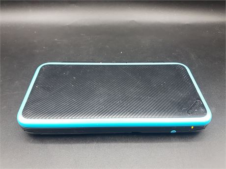 2DS XL CONSOLE (NEEDS REPAIRS - AS IS)