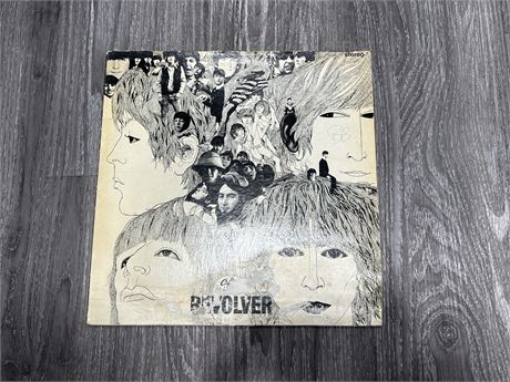 BEATLES REVOLVER (ST2576) - VG (SLIGHTLY SCRATCHED) FRONT COVER HAS DAMAGE