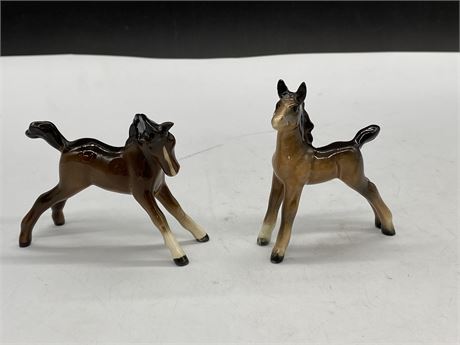 2 BESWICK WHITE STANDING COLTS 3.5” - VINTAGE