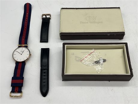 DANIEL WELLINGTON WATCH WITH 2 BANDS AND BOX