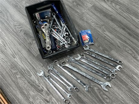 LOT OF WRENCHES / TOOLS