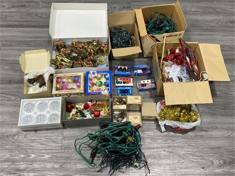 LARGE LOT OF XMAS DECORATIONS & LIGHTS (Some vintage)