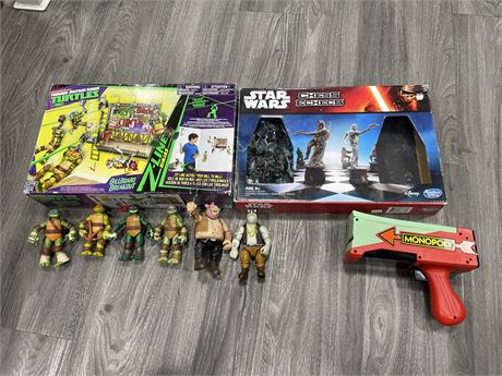 LOT OF COLLECTABLES INCL: STAR WARS CHECKERS, MONOPOLY MONEY GUN, TMNT FIGURES