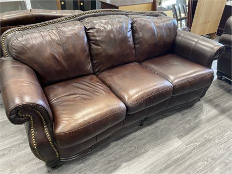 HIGH QUALITY BROWN LEATHER CUSHIONED COUCH (39”x87”x38”)