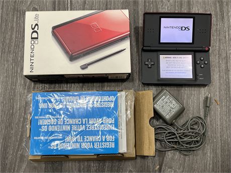 NINTENDO DS LITE COMPLETE IN BOX - WORKS