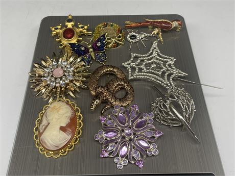 10 VINTAGE BROOCHES