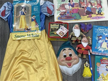 LARGE COLLECTION OF NEW / VINTAGE SNOW WHITE COLLECTABLES
