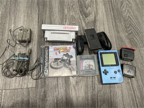 MISC VIDEO GAME LOT INCLUDING GAME BOY POCKET, DS LITE CHARGERS, ETC