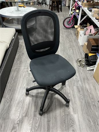 ADJUSTABLE COMPUTER CHAIR - WORKS WELL
