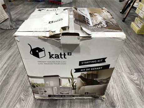 KATT3 TRENDY HOUSE FOR CATS - LIKE NEW - BOX HAS WEAR