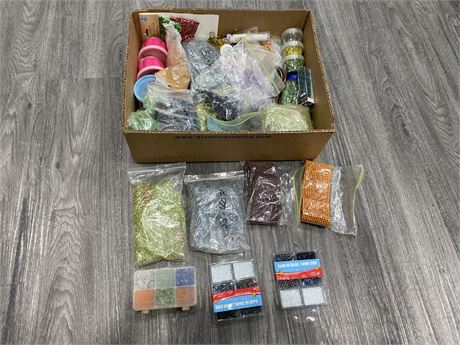LOT OF BEADS / CRAFT ACCESSORIES