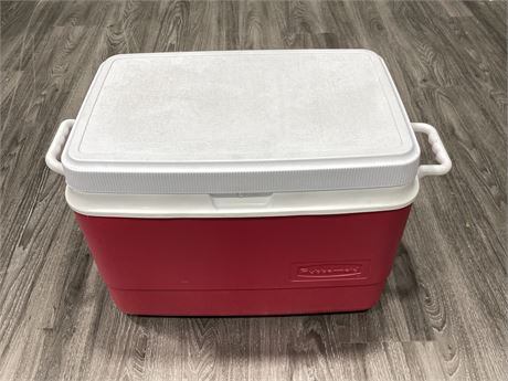 RUBBERMAID CAMPING COOLER - 21”x16”x15”