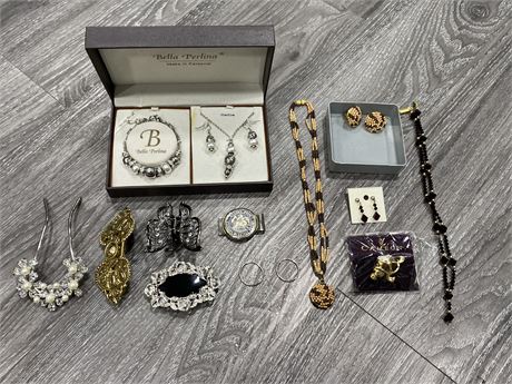 LOT OF MISC. JEWELRY INCLUDING SILVER EARRINGS