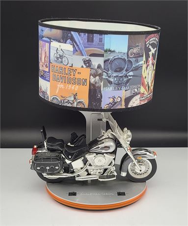 HARLEY DAVIDSON MOTORCYCLE LAMP (18"tall - working)