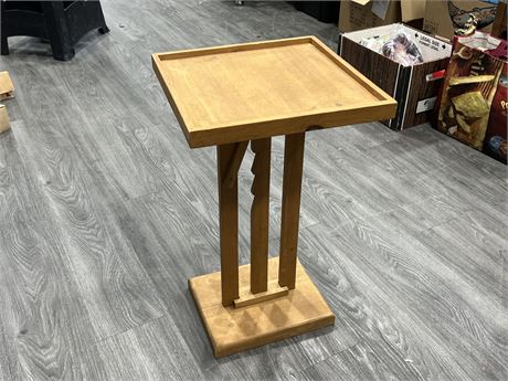 WOOD TABLE / PLANT STAND W/ADJUSTABLE HEIGHT