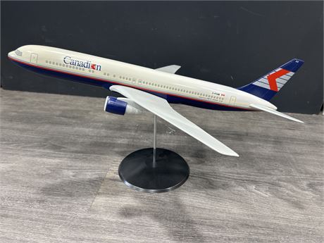 1/100 SCALE BOEING 767-300R MODEL