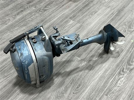 2.5HP EVENRUDE BOAT MOTOR - CONDITION UNKNOWN