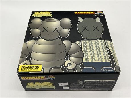 KUBRICK: KAWS-KUBRICK COLLECTABLE COMPLETE IN BOX