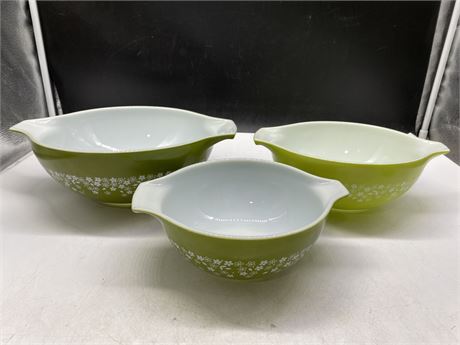 3 VINTAGE GREEN PYREX NESTING BOWLS (LARGEST IS 13” LONG)
