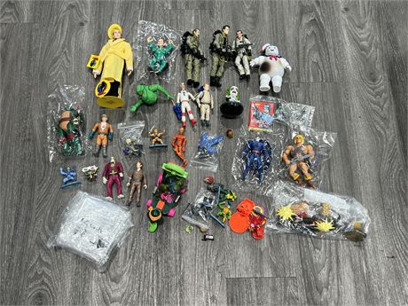 LOT OF FIGURES / COLLECTABLES - TMNT, GHOSTBUSTERS, ETC