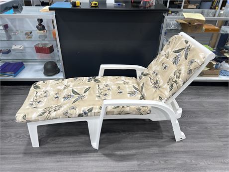 AS NEW RECLINING LOUNGE CHAIR