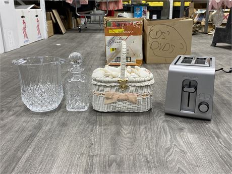 LOT OF MISC HOME DECOR ITEMS