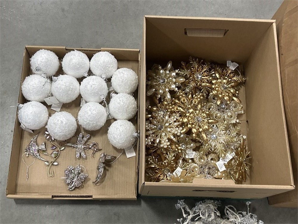 Urban Auctions - LARGE LOT MOSTLY NEW CHRISTMAS DECOR
