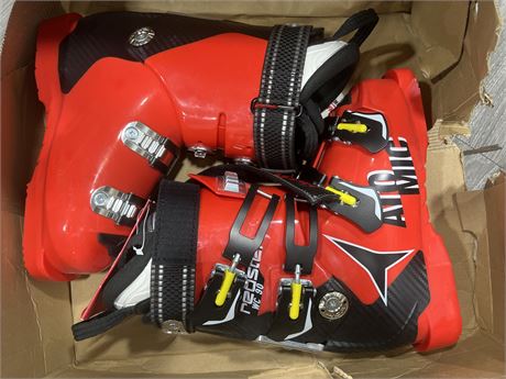 NEW ATOMIC REDSTER WORLD CUP 90 SKI BOOTS - SIZE 5.5
