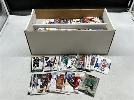BOX OF ASSORTED HOCKEY CARDS - APPROX 1300