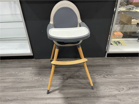 TUO CONVERTIBLE HIGH CHAIR (17”x20”x37”)
