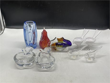 9 ASSORTED GLASS PIECES INCL: 2 BLOWN GLASS BIRDS, BIRD CANDLE HOLDERS, ASHTRAY,
