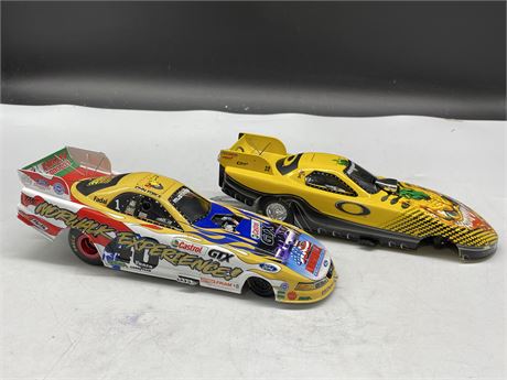 2 RACING CHAMPIONS FUNNY CARS 1999 (9”X3”)